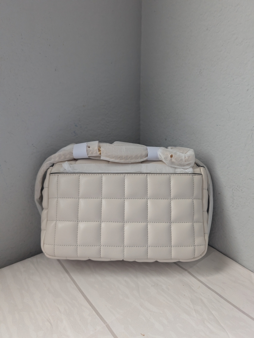 NWT Michael Kors Soho Large Quilted Shoulder Bag in Lt. Cream - Picture 3 of 4